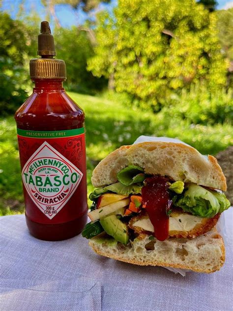 Bocata De Pollo Crujiente Sriracha De Tabasco