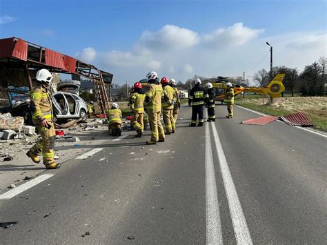 Kierowca uderzył w przystanek autobusowy Na miejscu lądował śmigłowiec