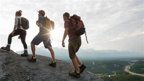 What to wear hiking: shorts or pants? | Advnture