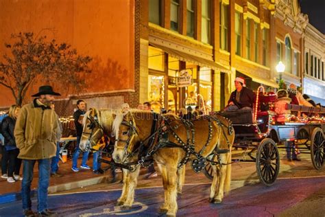 Night View of the Horse Carriage Ride in the Famous Guthrie Victorian Walk Editorial Photography ...