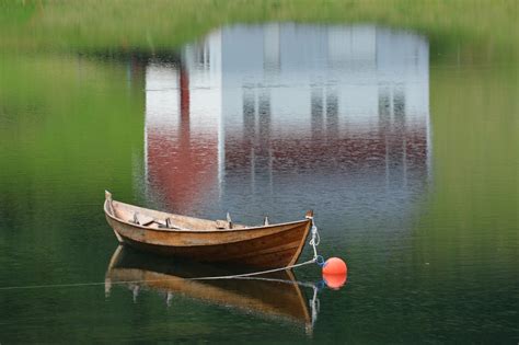 Baggrunde båd sø vand afspejling himmel træ berolige Norge