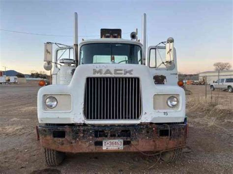 Mack R600 1976 Daycab Semi Trucks