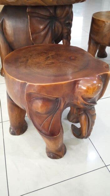 Taburete De Madera Con Forma De Elefante Foto Premium