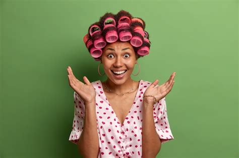 Une femme joyeuse à la peau sombre étend les paumes a une réaction