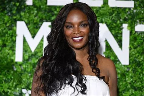 10 Hot Sexy Marlyne Barrett Bikini Pics