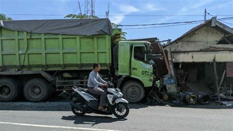 Rem Blong Dump Truk Seruduk 3 Bangunan Di Mojokerto Hingga Rusak 1