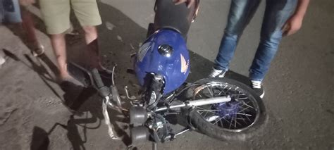 Colisão frontal entre moto e carro deixa um ferido na Assis Brasil