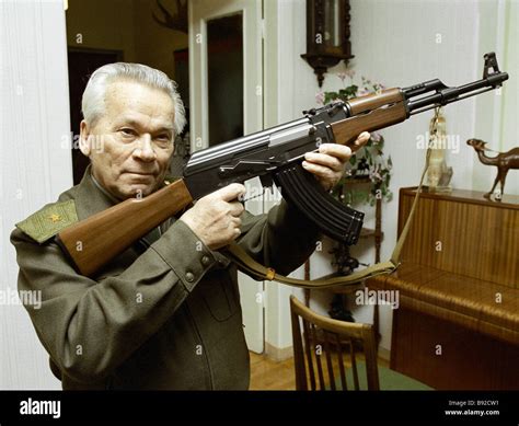 Mikhail Kalashnikov Mundialmente Famoso Inventor Con Un Fusil De Asalto