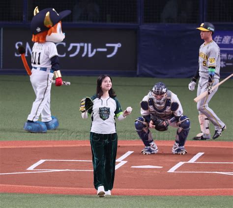 [分享] 吉高由里子 今天賽前開球 看板 Baseball 批踢踢實業坊