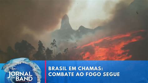 Incêndios seguem intensos no Brasil e bombeiros combatem o fogo