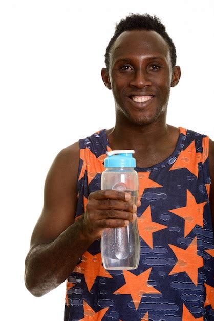 Joven Feliz Hombre Africano Negro Sonriendo Y Sosteniendo La Botella De