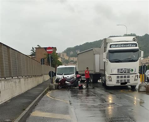 Trasta Incidente Alla Rotonda Di Via Polonio Ferito Un Enne