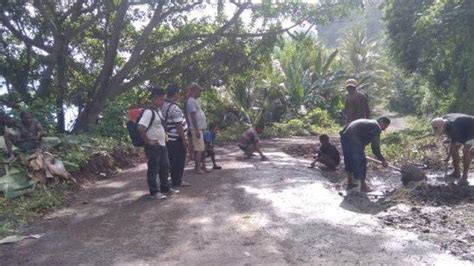 Warga Desa Wolonterang Sikka Swadaya Perbaiki Jalan Rusak Pos Kupang