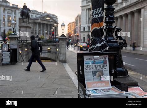 The london times newspaper front page hi-res stock photography and images - Alamy