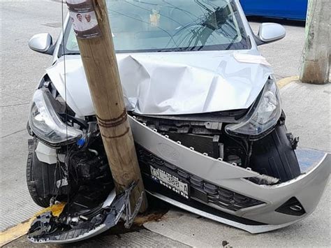 Auto Choca Contra Poste Y Lo Parte A La Mitad En La Colonia El Coyol