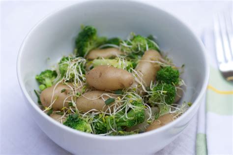 Insalata Di Patate Broccoli E Germogli Di Alfa Alfa Labna