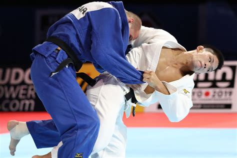 世界選手権の男子73キロ級の準決勝で、ロシア選手に投げ技を決める大野将平選手＝2019年8月27日、東京・日本武道館（4 11）－大野将平選手の軌跡 東京五輪 オリンピック 柔道