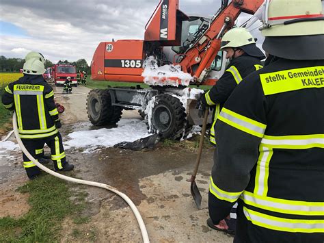 Feuerwehr L Scht Brennenden Bagger In D Derode Feuerwehr Echte