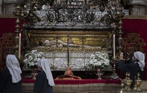 La Catedral De Sevilla Abre La Urna De San Fernando Por La Festividad