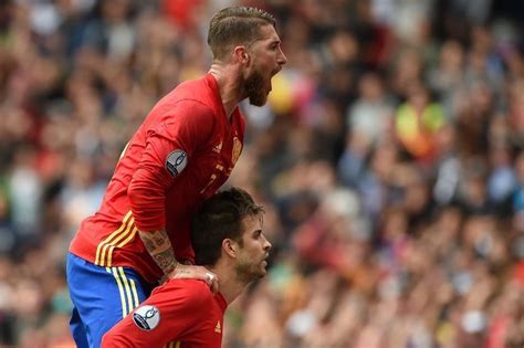 Retraite De Gerard Piqu Sergio Ramos Rend Hommage Son Ancien