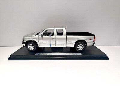 Welly 1999 Chevrolet Silverado Z71 Silver Extended Cab Fleetside Truck