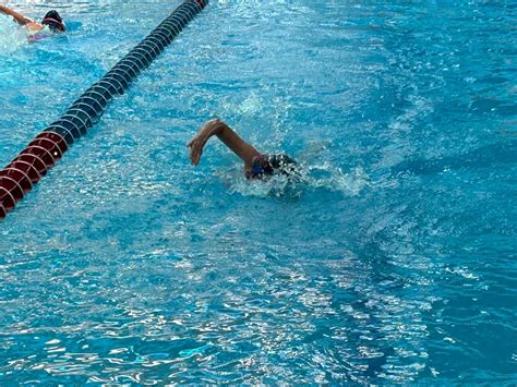 Más de 280 atletas participan en competencia regional de natación