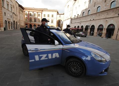 Violenze Fisiche E Psicologiche Alla Compagna Lei Lo Lascia E Lui Se