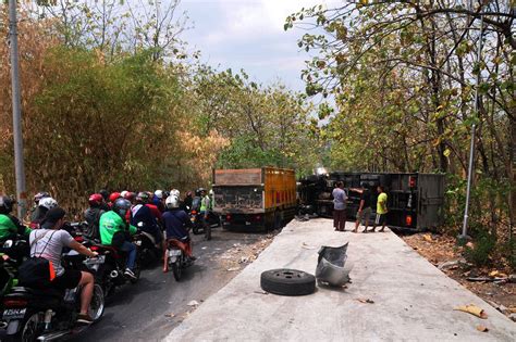 FOTO Kecelakaan Karambol Di Sigar Bencah Semarang Libatkan Tiga Kendaraan