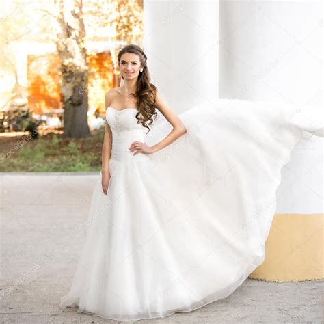 Brunette Bride In Long White Dress Posing At Windy Day At Park — Stock