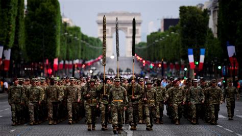 Défilé du 14 Juillet les militaires sur le pied de guerre pour