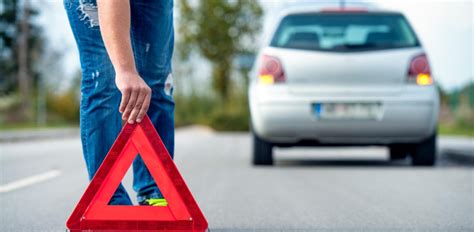 La DGT prohibirá el uso de triángulos de emergencia en autopistas y