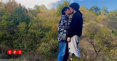 Due Ragazzi Gay Postano La Foto Del Bacio E Poi Si Suicidano Lieto Fine