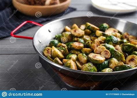 Bruxelas Torradas Deliciosas Brotam Em Mesa De Madeira Cinzenta Imagem