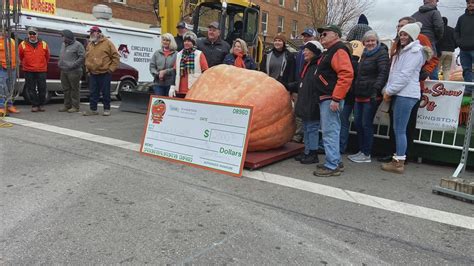 2022 Circleville pumpkin champ weighs in at 1,837 pounds | 10tv.com