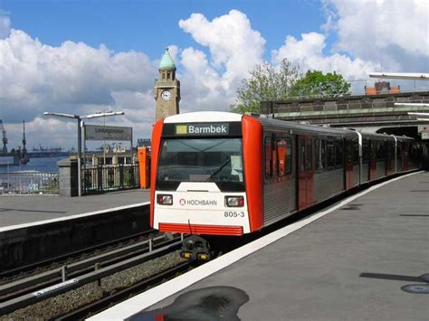 U3 nach Barmbek bei Einfahrt in Station Landungsbrücken Hamburg