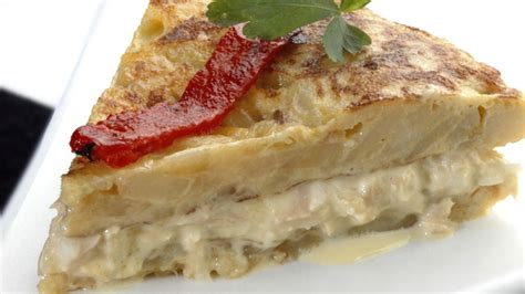 Tortilla de patatas rellena de bonito de Eva Arguiñano