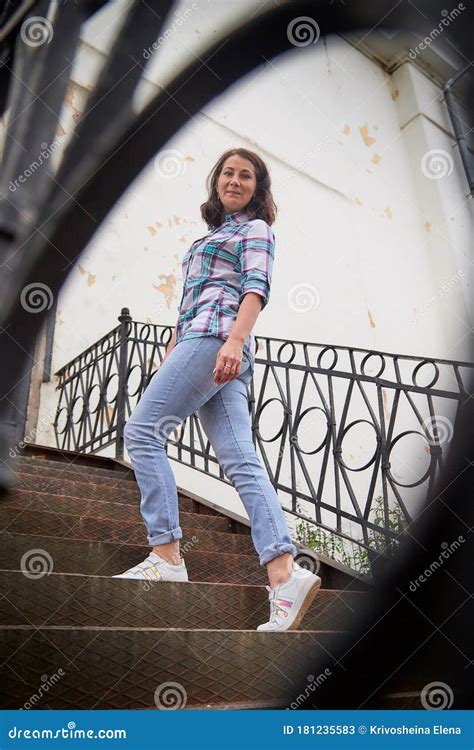 Brunette Divertida Linda Chica En Las Escaleras Con Barandilla En La Parte Central De La Ciudad