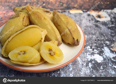 Pisang Rebus Boiled Banana Pisang Kepok Saba Banana — Stock Photo © widyastuti #352739612