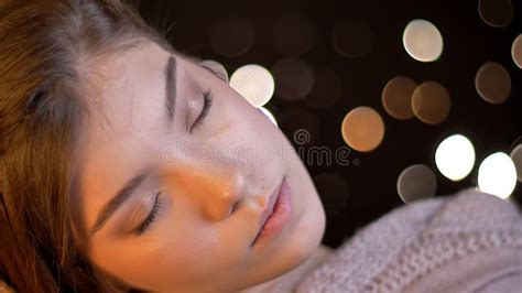 Nahaufnahmetrieb Des Jungen Weiblichen Kaukasischen Brunette Der Mit Ihren Augen Weiblich Ist