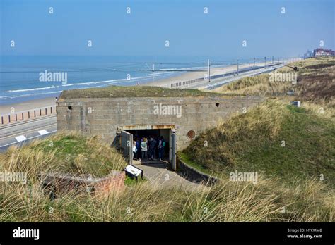 Touristen In Wwii Deutsche Bunker In Den Dünen Der Raversyde