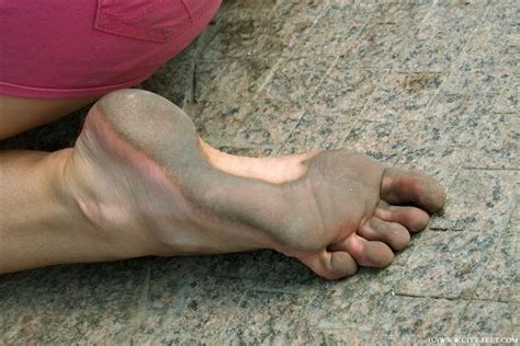 ID A Barefoot Blonde Girl Part City Feet Photos