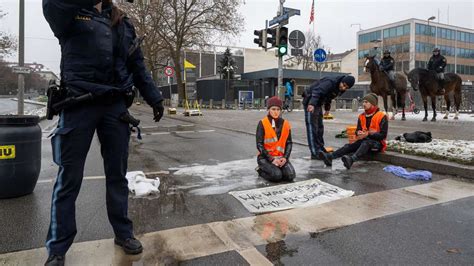 München Klima Aktivisten überschütten sich auf Straße mit Kleber