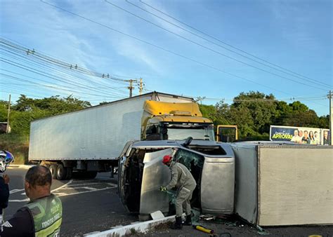 Caminhão tomba após colisão carreta na BR 343 em Piripiri