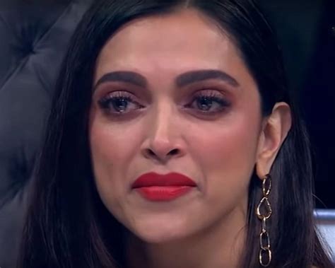 Deepika Padukone बॉलीवुड अदाकारा दीपिका पादुकोण की आंखों से क्यों बही