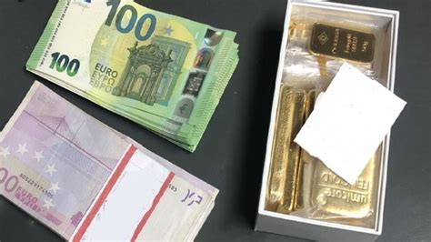 Митничари откриха златни кюлчета и валута в кола на "Калотина" /снимки/