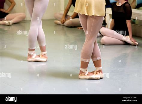 Dos Bailarines De Ballet En Quinta Posición Durante El Ensayo