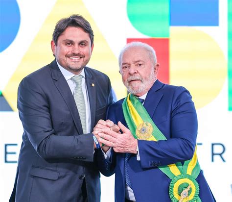 Lula divide palco Juscelino Filho pela 1ª vez após indiciamento do