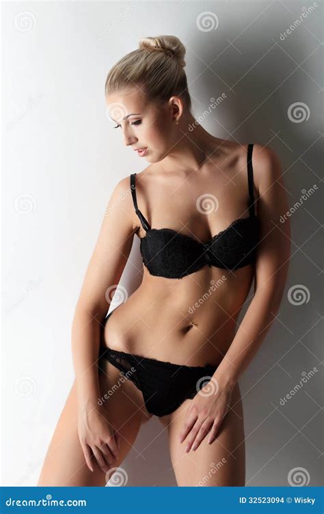 Femme Mince De Attirance Posant Dans La Lingerie Noire Photo Stock