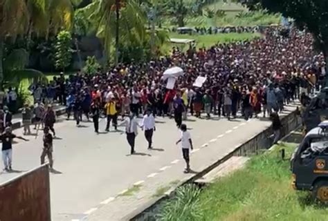 Tiba Di Bandara Sentani Jenazah Lukas Enembe Dibawa Massa Ke Stakin