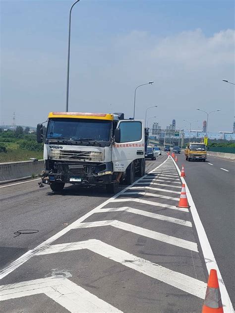 台61線大貨車衝撞工程車 2交管人員命危送醫搶救 社會 自由時報電子報